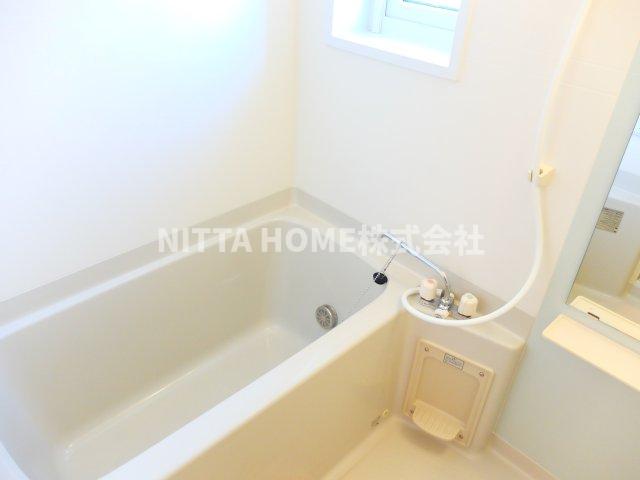 バス・シャワールーム　お風呂には小窓有り◎浴室乾燥や追い焚きのできるオートバス◇