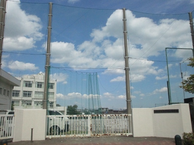 中学校　狛江市立狛江第一中学校（中学校）まで888m