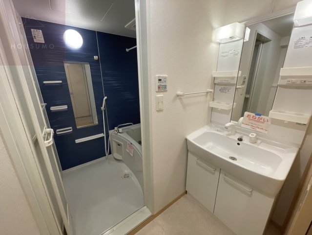 バス・シャワールーム　独立洗面化粧台が付いています