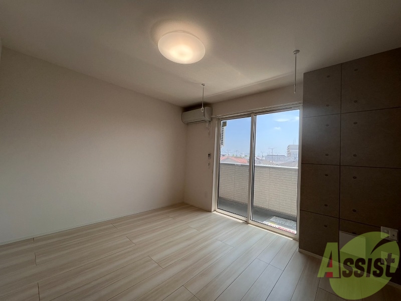 居室・リビング　南向きの大きめの窓から日差しがたっぷり入る明るいお部屋です。