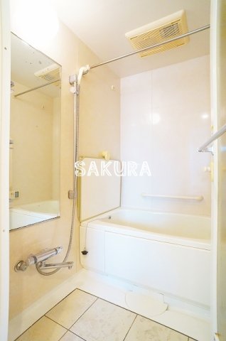 バス・シャワールーム　雨の日でも安心の浴室乾燥機付きです♪