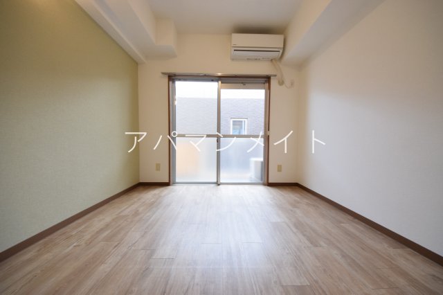 居室・リビング　こちらのリビングで趣味の時間をお楽しみください