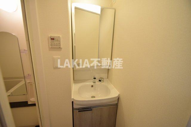 洗面設備　鏡を開くと収納もできます。