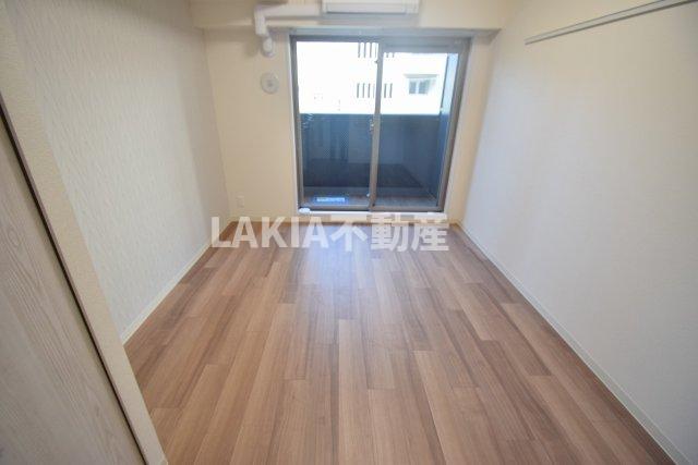 居室・リビング　一人暮らしには充分な広さの洋室です。