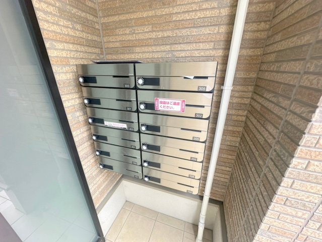 ロビー　ロビーにある各部屋毎のメールボックス。