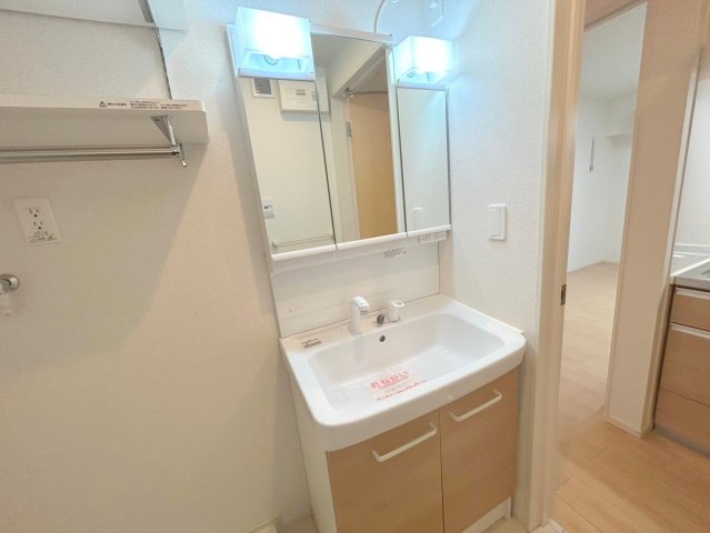 洗面設備　身支度が出来る独立洗面台です。