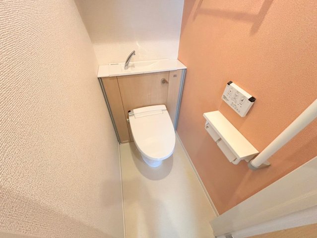 トイレ　綺麗なトイレにはウォシュレット標準装備です。