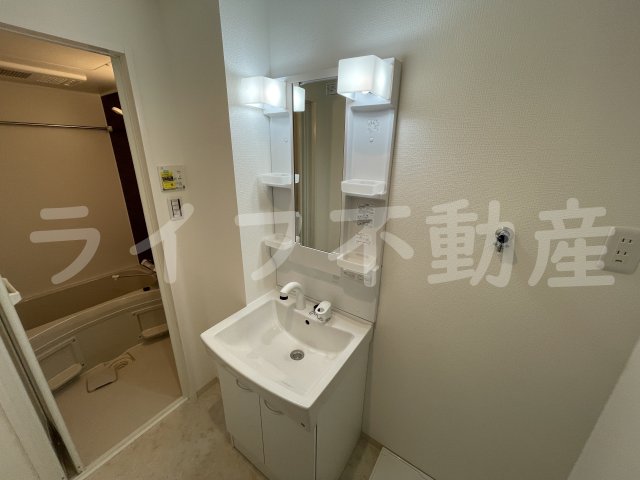 洗面設備　朝の支度にも助かる、独立の洗髪洗面化粧台