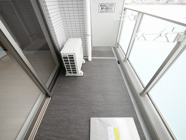 バルコニー　暖かな日差しのふりそそぐバルコニー