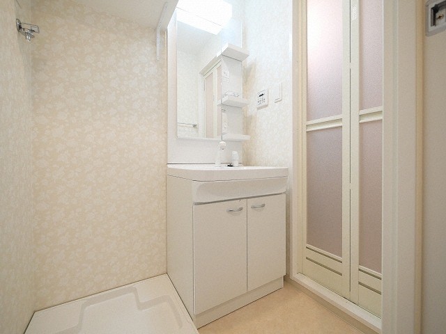 洗面設備　独立洗面台、小物を置くことができて便利です