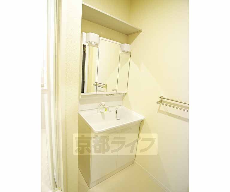 洗面設備　使い勝手の良い独立洗面です