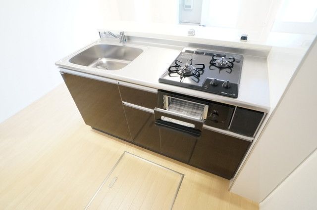 キッチン　グリル付3口コンロのシステムキッチン