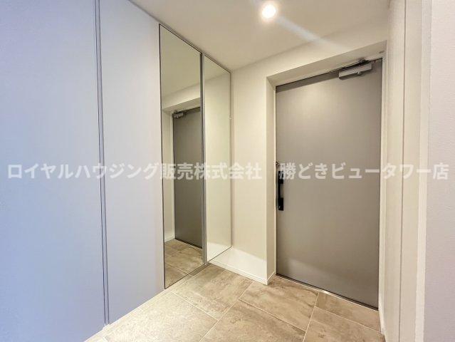 玄関　外出前に身だしなみをチェックできる姿見付き