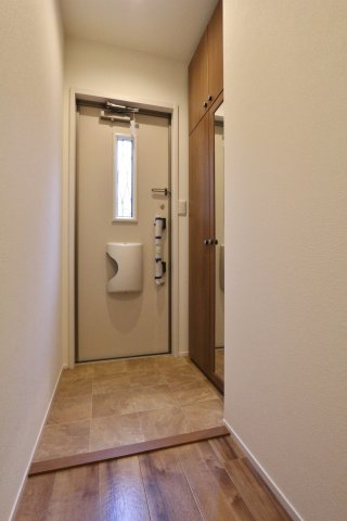玄関　参考写真（同物件別部屋）