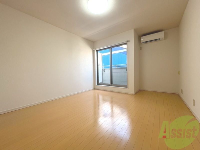 その他部屋・スペース　お部屋が広いのでベッドを置いても狭く感じないです。