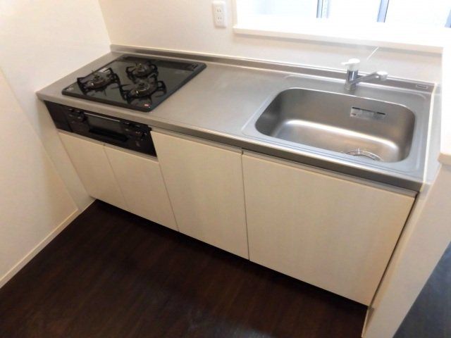 キッチン　３口ガスコンロのシステムキッチンです。