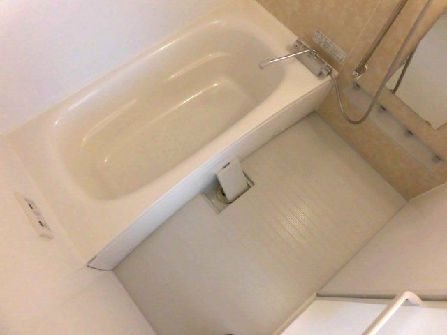 バス・シャワールーム　広めの浴室です。（追い焚き・浴室乾燥機付き）