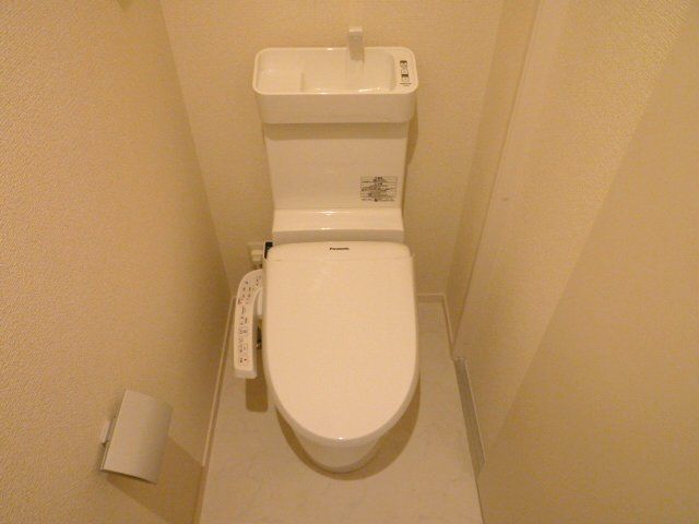 トイレ　温水洗浄便座付のトイレです。
