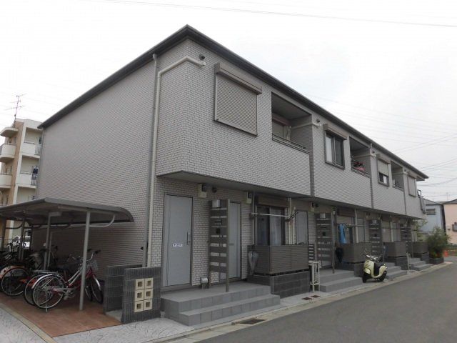 建物外観　２階建てのスマートな建物です。