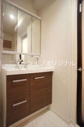 洗面設備　シャワー付き洗面台で忙しい朝でも楽に身支度が出来ます！