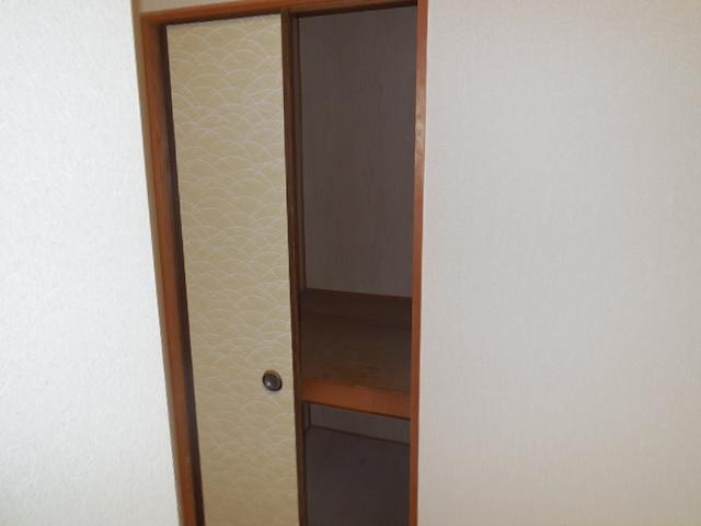 収納　しっかり収納もついています、ロングコートもラクラク収納