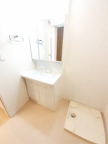 洗面設備　明るい洗面所です