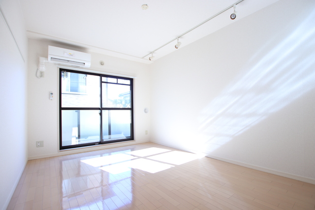 居室・リビング　７．８帖洋室　明るい雰囲気のお部屋ですね♪