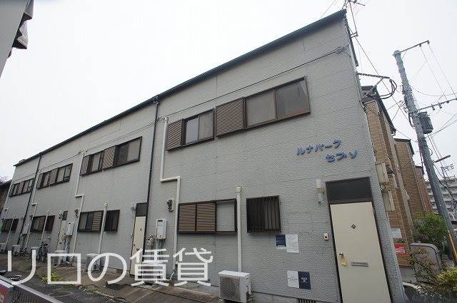 建物外観　バストイレ別。お家賃お手頃物件