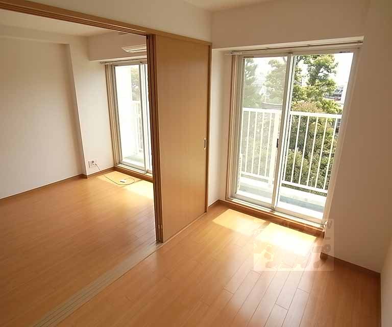 居室・リビング　リビング１０．３帖・明るいお部屋です。