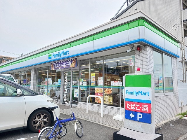 コンビニ　ファミリーマート（コンビニ）まで240m