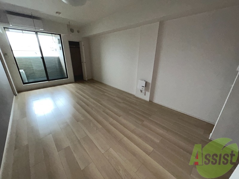 居室・リビング　１３．５帖のリビングです。暖かな印象のお部屋ですね。