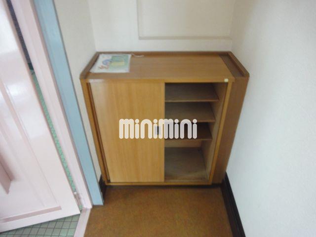玄関　あったら便利な下駄箱です