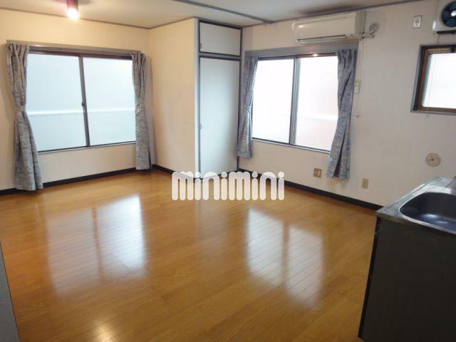 居室・リビング　窓が多い明るいお部屋です