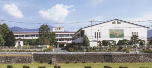 中学校　秦野市立本町中学校（中学校）まで961m