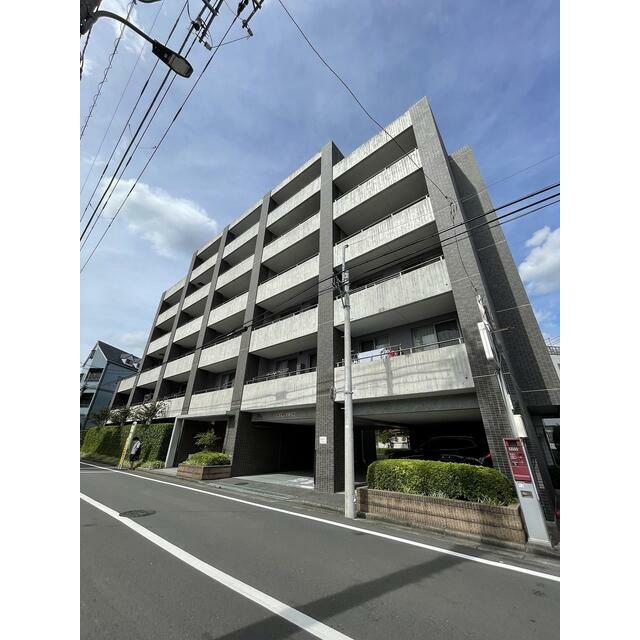建物外観　鉄筋コンクリート造のがっちりとした建物。