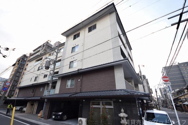 建物外観　角地で見栄えの良い外観