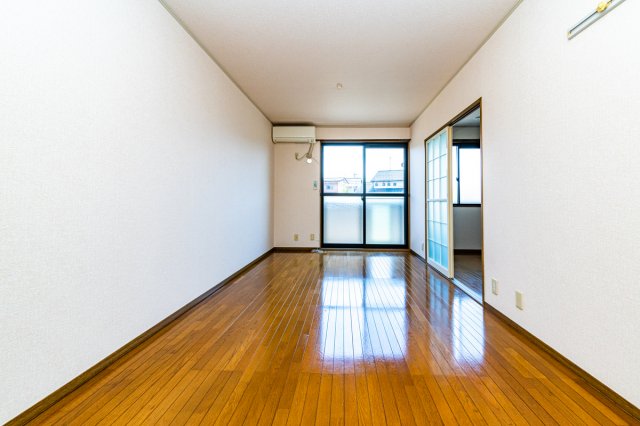 居室・リビング　リビング 写真は同じ建物内の別のお部屋の物です。色、仕様は異
