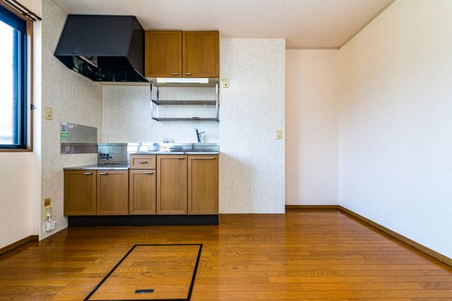 キッチン　キッチン 写真は同じ建物内の別のお部屋の物です。色、仕様は異