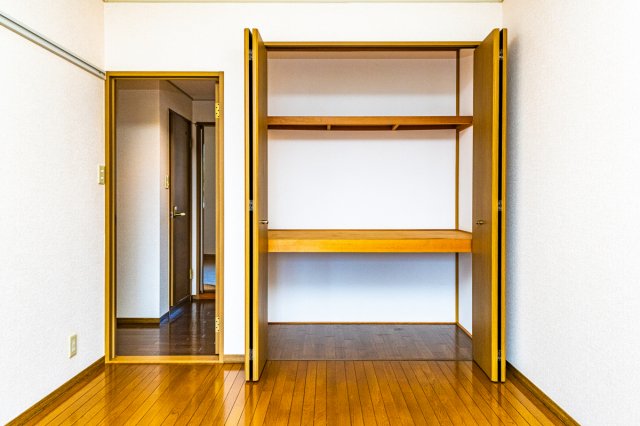 収納　収納 写真は同じ建物内の別のお部屋の物です。色、仕様は異なり