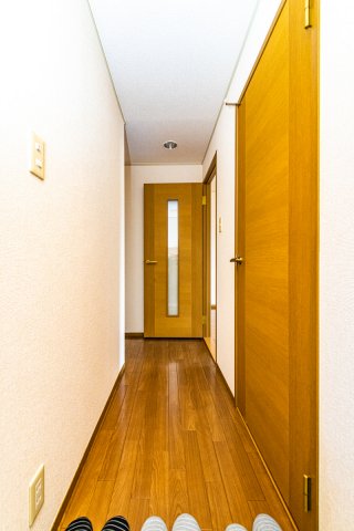 玄関　玄関 写真は同じ建物内の別のお部屋の物です。色、仕様は異なり