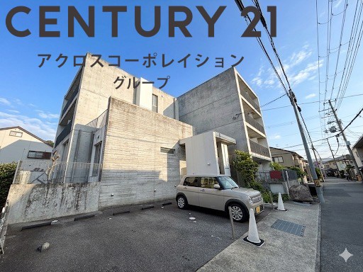 駐車場　外壁タイル貼りのおしゃれな外観です。