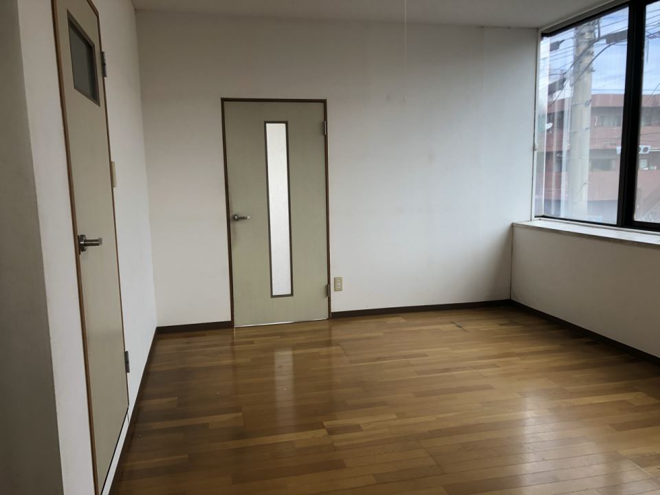 その他　手前の洋間のお部屋です？