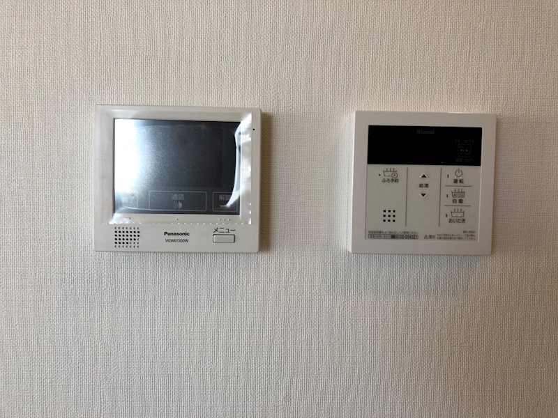 セキュリティ　TVモニター付インターホンがついています。