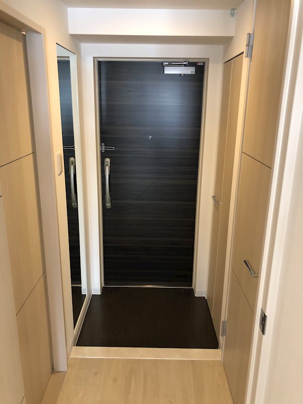 玄関　玄関には大きな姿見が付いています。