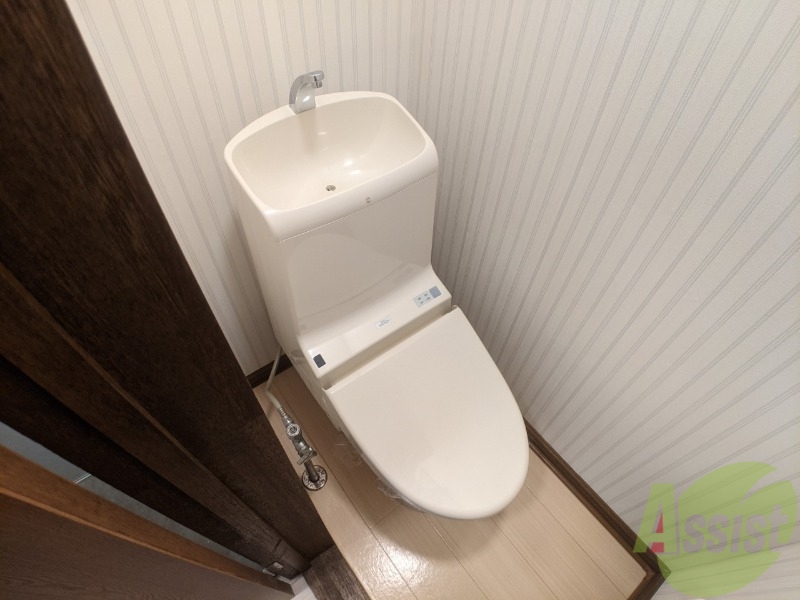 トイレ　ウォシュレット機能がついたトイレです。安心して使用できますね
