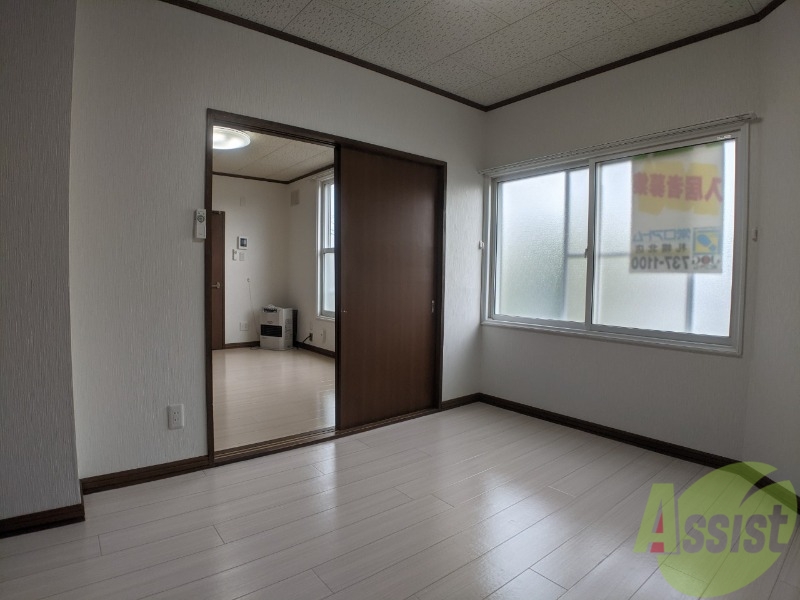 その他部屋・スペース　こちらが寝室です。窓が大きくて明るいですね。