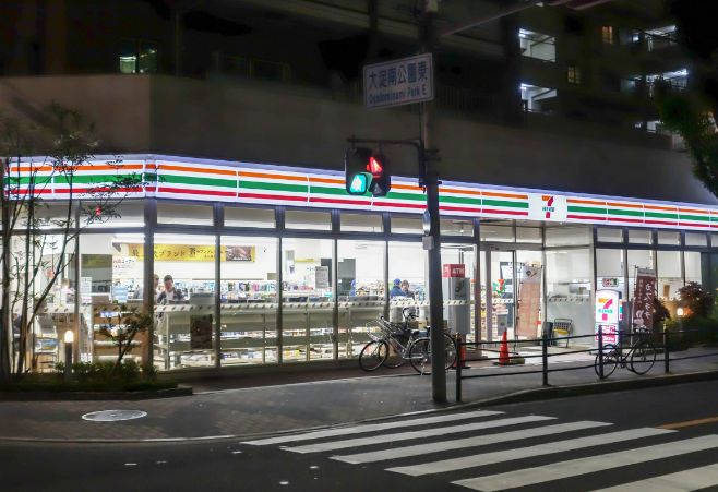 コンビニ　セブンイレブン 梅田スカイビル前店（コンビニ）まで339m
