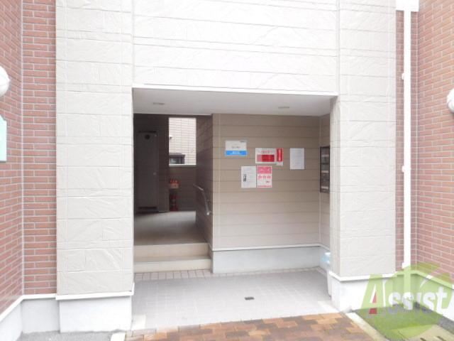 エントランス　真ん中階段になっており両サイド角部屋作りになっております
