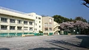 小学校　目黒区立駒場小学校（小学校）まで464m