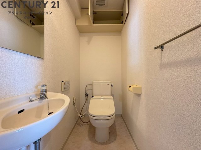 トイレ　温水洗浄便座付きのトイレです♪